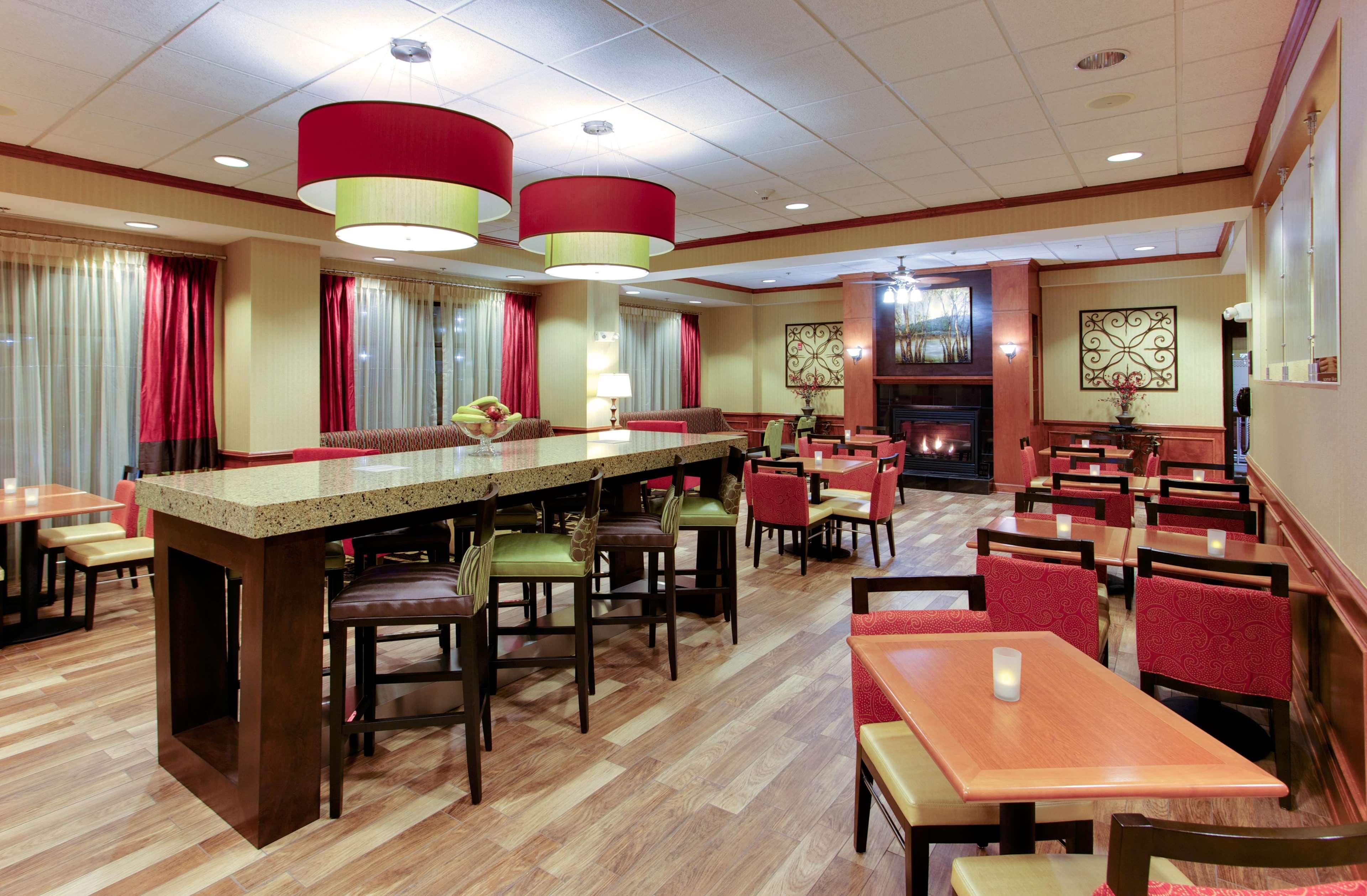 Hampton Inn Emporia Bagian luar foto