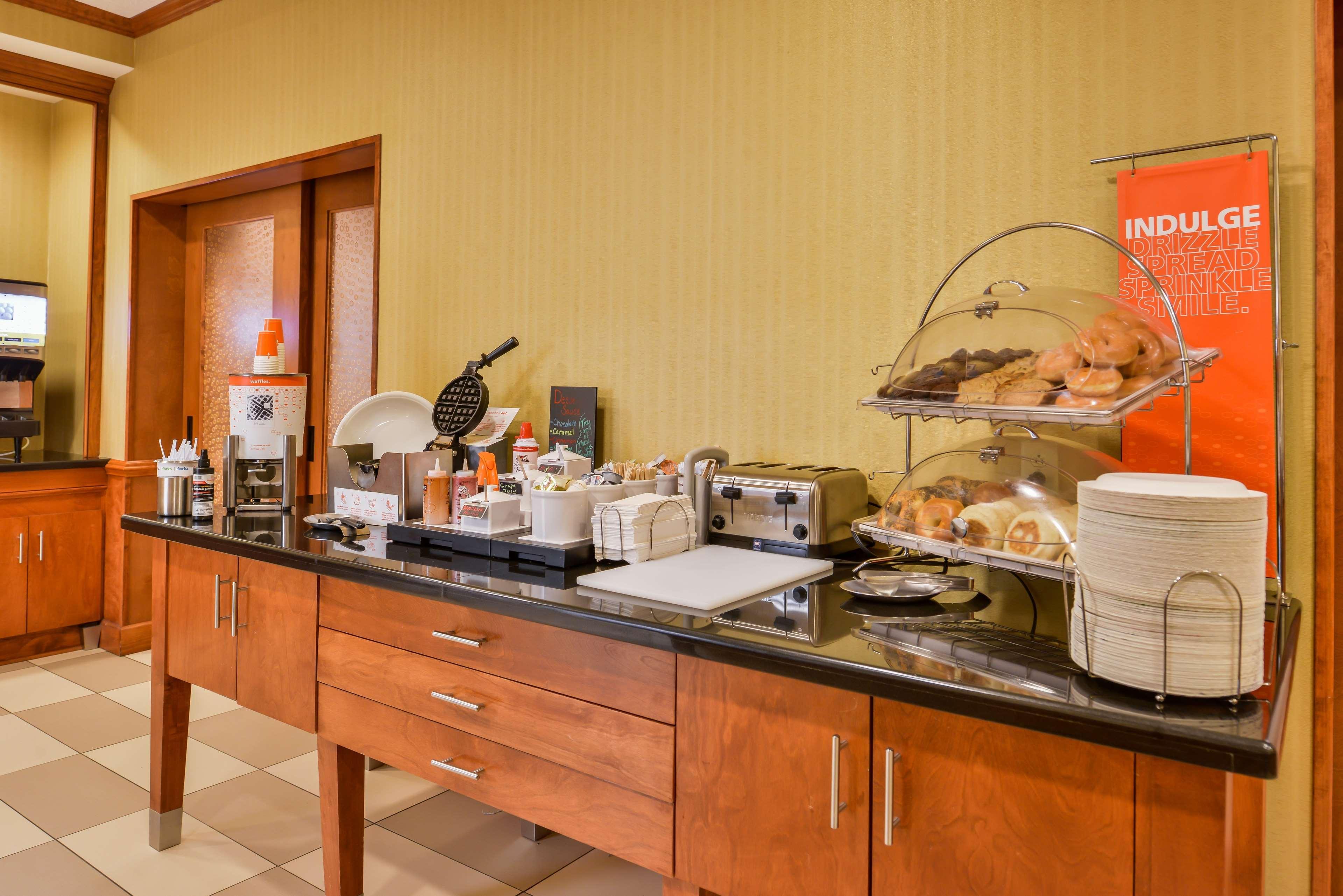 Hampton Inn Emporia Bagian luar foto