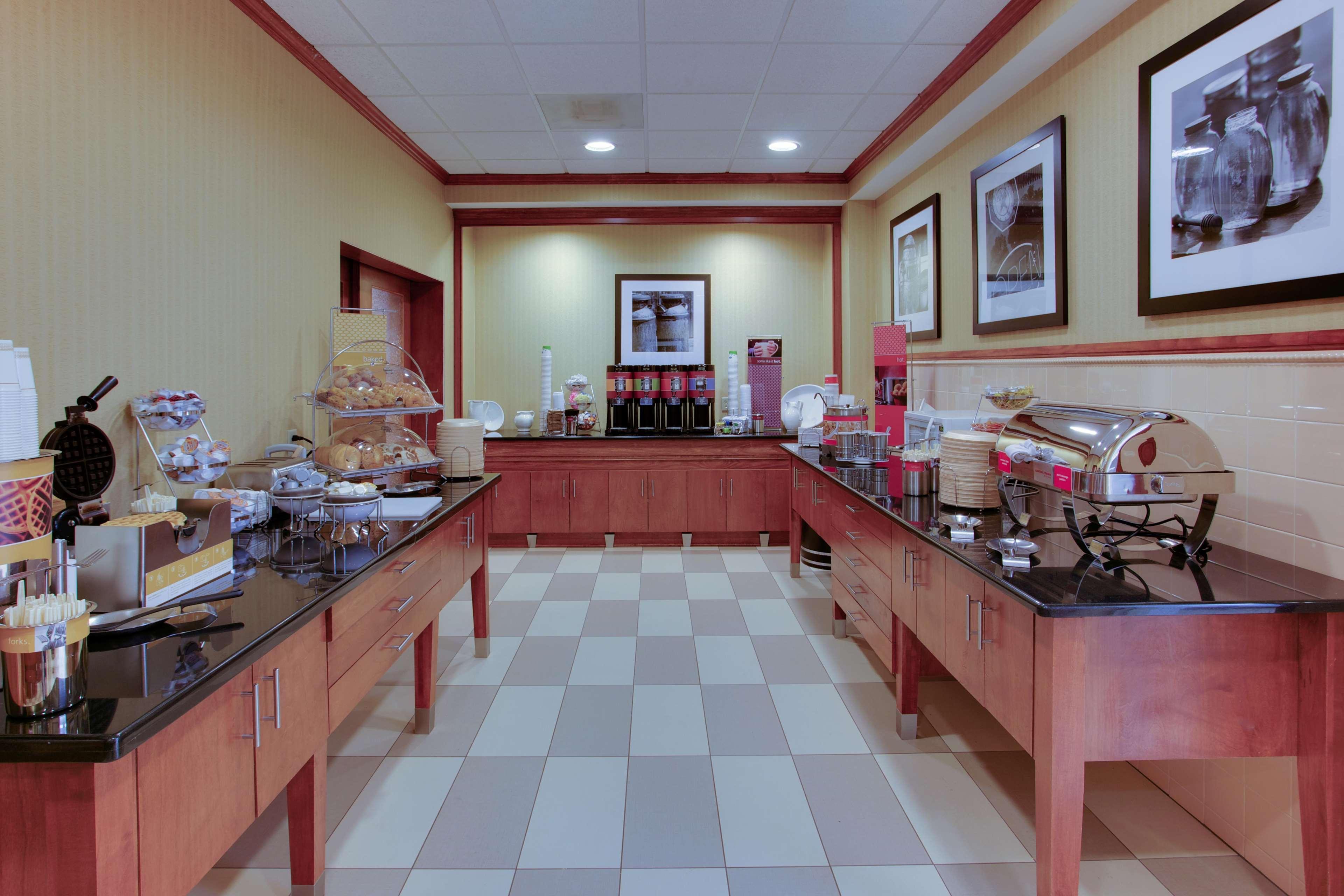 Hampton Inn Emporia Bagian luar foto