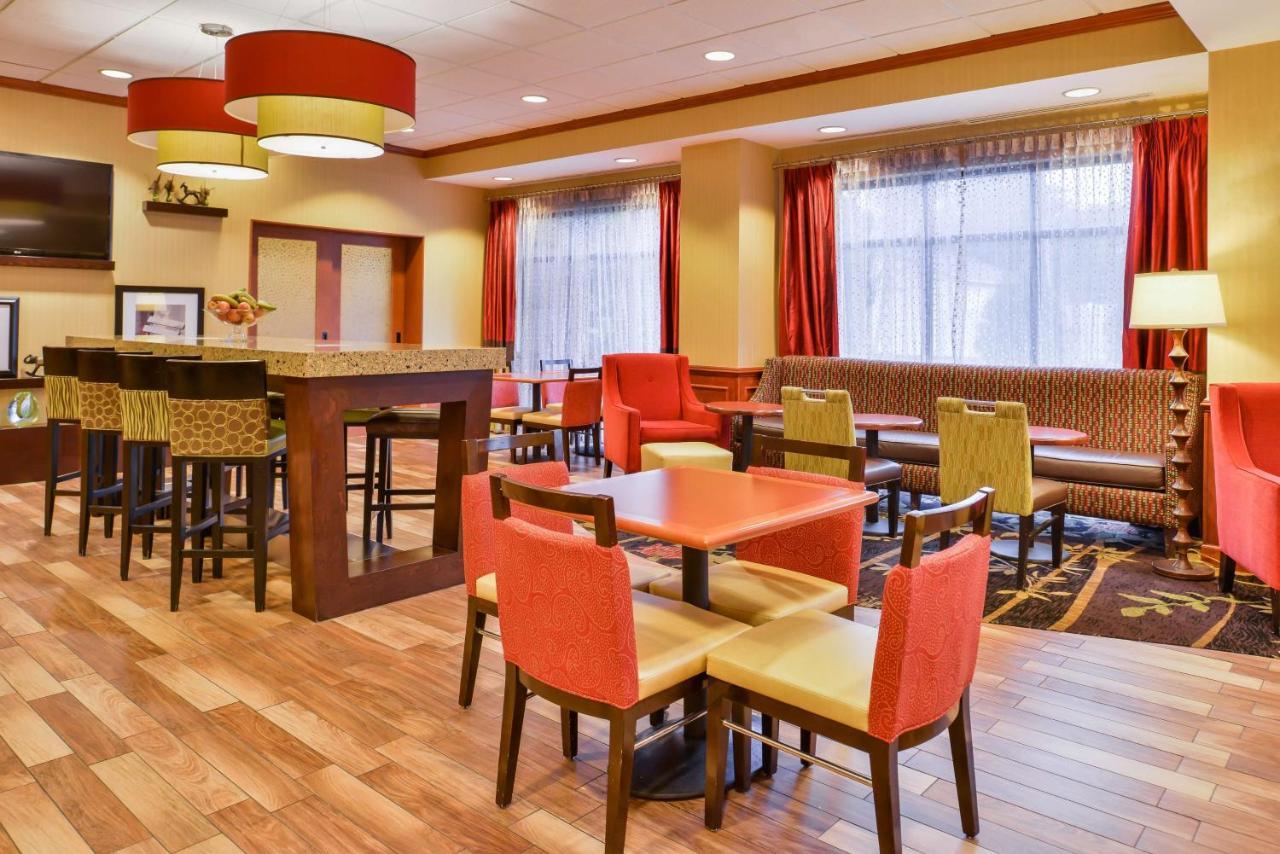 Hampton Inn Emporia Bagian luar foto